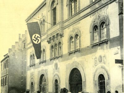 Historisches Gebäude mit Hakenkreuzfahne. Nazi-Deutschland Architektur.