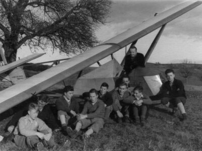 Historisches Foto: Gruppe junger Männer mit Segelflugzeug im Freien. Luftfahrtgeschichte.