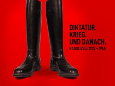 Schwarze Stiefel vor rotem Hintergrund. Diktatur. Krieg. Und danach. Geschichtsausstellung Radolfzell 1933-1948.