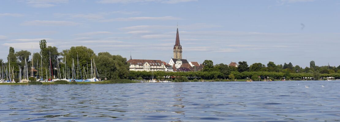 Radolfzell am Bodensee: Blick auf die Stadt mit See, Kirche und Segelboote.