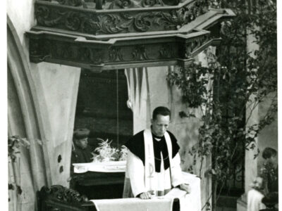 Historisches Foto: Pfarrer in der Kirche. Predigt von der Kanzel, religiöse Zeremonie. Schwarz-Weiß-Fotografie.