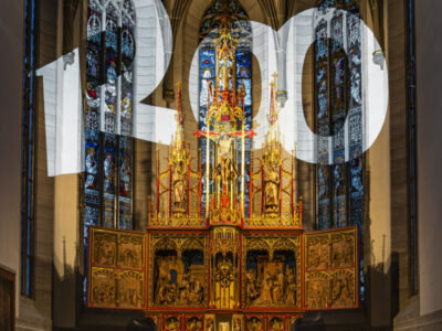 Altar in Kirche mit Buntglasfenstern und der Zahl 120. Sakrale Kunst, religiöse Architektur.