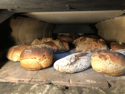 Frisches Brot backt im Ofen. Handgemachtes Brot, lecker und knusprig.