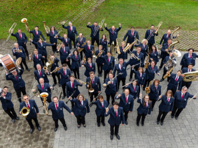 Großes Blasorchester in Uniform mit Instrumenten. Musikverein, Musikkapelle.