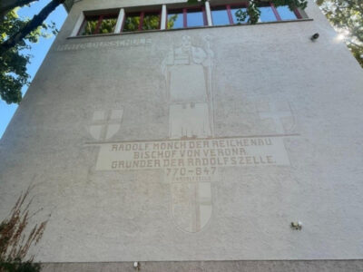 Fassade mit Rudolf von Reichenau Gedenktafel in Radolfzell. Denkmal, Geschichte.