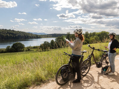 Radfahrerinnen machen Pause am See. Natur, Radfahren, Freizeit, Deutschland.