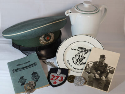 Historische Sammlung: Uniform, Leistungsbuch, Geschirr, Foto. Weltkriegs-Erinnerungsstücke.