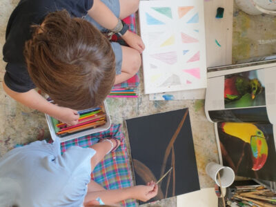 Kinder malen Bilder. Buntstifte, Farbe, Pinsel, Kunst. Kinderkunstprojekt.