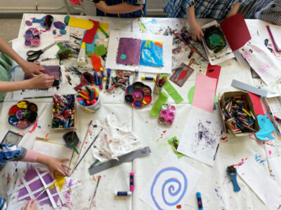 Kreativer Kindertisch: Farben, Stifte, Papier, Scheren. Kinderkunst, Malen, Basteln.