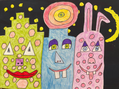 Kinderzeichnung: Bunte Fantasiefiguren mit Mond und Sternen auf schwarzem Hintergrund. Kreatives Kinderbild.