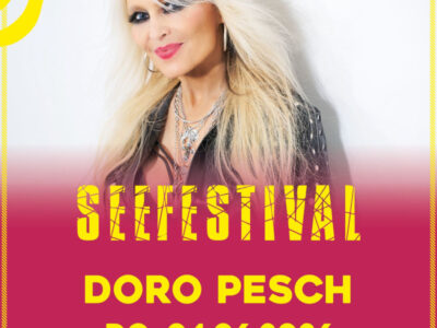 Seefestival Plakat mit Doro Pesch. Blonde Frau mit Schmuck auf rotem Hintergrund.